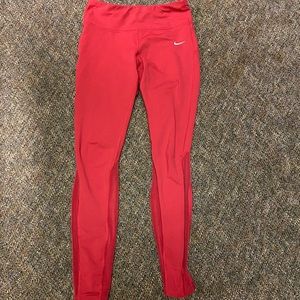 Red Nike leggingsa